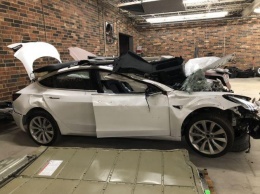 В сеть попало видео из секретной лаборатории Tesla: как супер-кары разбивают в хлам