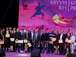 В Кривом Роге лучшим спортсменам вручили премию «Золотой боец»
