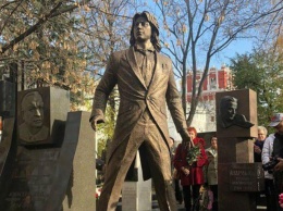 На Новодевичьем кладбище в Москве установили памятник Дмитрию Хворостовскому
