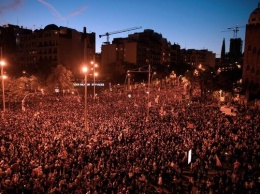 В Барселоне начались массовые беспорядки: активисты сожгли десятки машин (фото, видео)