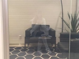Призрак девушки в стекле напугал пользователей сети
