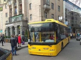Будь в курсе: из-за демонтажа незаконной надстройки на Майдане перенесли остановку общественного транспорта