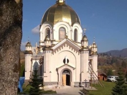 С церкви на Львовщине содрали уникальные росписи и обложили стены плиткой