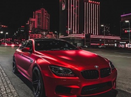 Дьявольская BMW M6 Gran Coupe на фоне ночного Киева