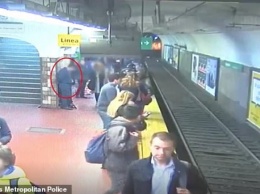 Пассажир метро потерял сознание и столкнул женщину под несущийся поезд