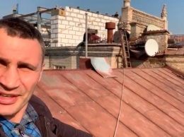Кличко забрался на крышу незаконной пристройки на Майдане в Киеве: когда снесут "сарай"
