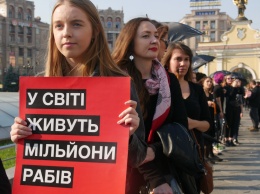 В черной одежде, с зонтами и плакатами: в центре Киева прошла акция против торговли людьми-ФОТО