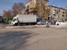 На перекрестке в Харькове легковой автомобиль въехал в грузовик, - ФОТО