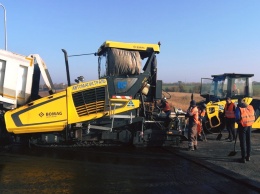 Дорожники показали, как ремонтируют дорогу на Николаев