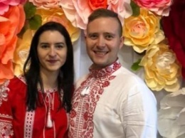 В Кривом Роге молодая пара поженилась в эффектных алых вышиванках, - ФОТО