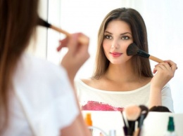 Психологи рассказали, ради каких важных целей девушки наносят макияж