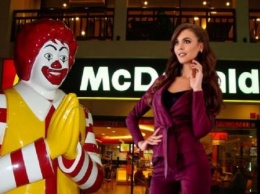 Стыдливо прячет бургер... Обедневшая сестра Бузовой вынуждена питаться в McDonald's