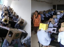 В Индии надели коробки на головы студентов, чтобы они не списывали на экзаменах. Фото