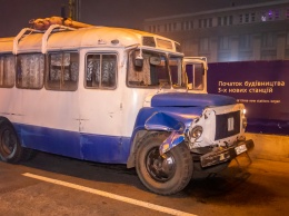 В Днепре мужчина украл городской служебный транспорт, протаранил "Москвич" и чуть не сбил пешехода