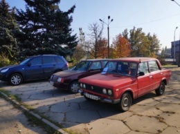 В Запорожской области «автохамы» припарковались у памятника (ФОТО)