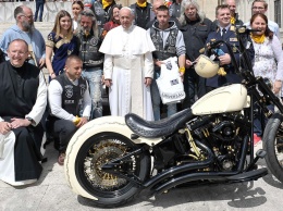 Harley-Davidson с автографом Папы Римского продали за 54 тысячи долларов