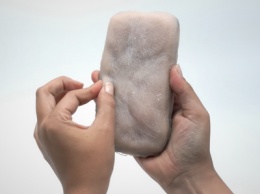 Из искусственной кожи создали «эмоциональный» чехол для смартфона. Его можно щипать и тыкать