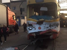 Автокран расплющил трамвай возле «Одескабеля» - есть пострадавший