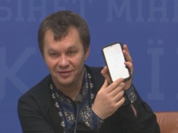 Министр экономики Милованов пришел на брифинг в черной вышиванке