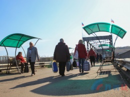 В Станице Луганской продолжается ремонт взорванного моста: стороны похвастались, кто что успел сделать (фото)