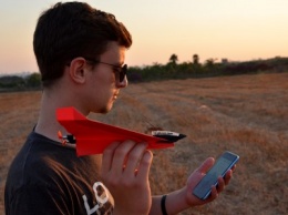 Бумажный самолет собрал на Kickstarter миллион долларов [ВИДЕО]