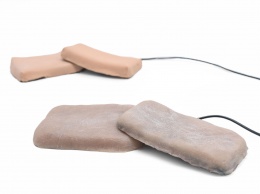 Французы предлагают чехлы для смартфонов из человеческой кожи: гаджетом можно управлять щипками и щекоткой (ВИДЕО)