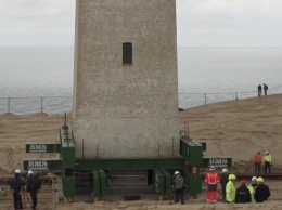 В Дании старый маяк оборудовали колесами и отдаляют его от моря (фото)
