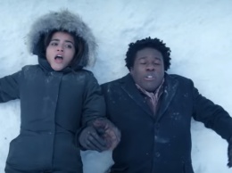 Netflix показал трейлер романтической комедии "Пусть идет снег"