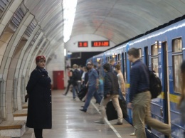 ЧП в киевском метро: неадекватный мужик напугал пассажиров Видео