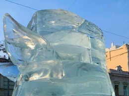 Ледяная рысь - на месте синей руки в центре Киева установили исчезающую скульптуру