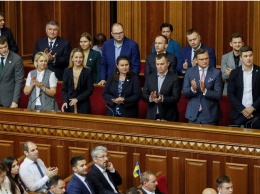 Премьер Гончарук обходится стране дороже всех: какие зарплаты получили новые чиновники