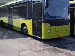 «Не разминулись»: в Днепре новый автобус столкнулся с троллейбусом