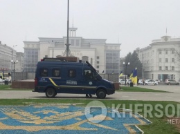 На главной площади Херсона награждают лучших полицейских региона. Фоторепортаж