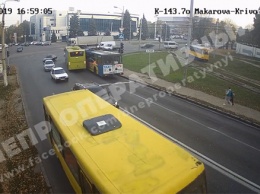 Новые большие автобусы еще не научились разворачиваться на днепровских улицах (ВИДЕО)