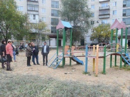 В Северодонецке проверяют детские площадки