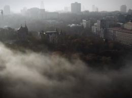 Видео дня: Окутанный густым туманом Киев сняли с высоты птичьего полета