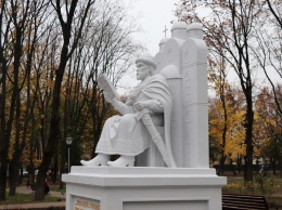 В Сумах открыли четырехметровый памятник Ярославу Мудрому