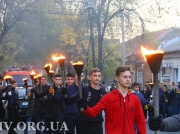 В Мелитополе сотни горожан приняли участие в факельном шествии, - ВИДЕО