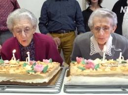 Во Франции сестры-близнецы отметили 100-летний юбилей (видео)