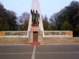 В чешских городах Острава и Брно облили краской памятники советским воинам