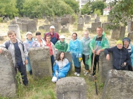 В Калуше исследовали старинное еврейское кладбище