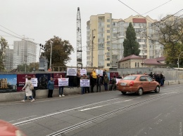 На Фонтане протестуют из-за строительства "апарт-отеля" и захвата дороги