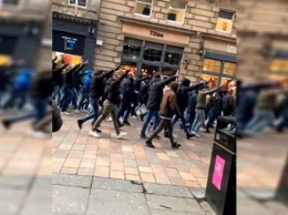 Фанаты Лацио прошлись маршем по Глазго, отдавая нацистское приветствие