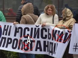 Появилось видео, как участникам митинга против канала 112-Украина заплатили деньги и раздали безграмотные плакаты