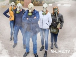 В Мелитополе из-за смогового ажиотажа молодежь облачилась в противогазы (фото)