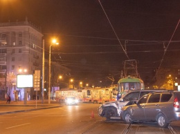 В Днепре на улице Шмидта Lada влетела в Suzuki: движение трамваев парализовано