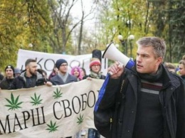 В центре Киева проходит марш за легализацию марихуаны: прямая трансляция