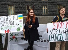 В Киеве люди вышли на "Конопляный марш" свободы (фото, видео)