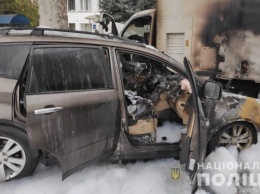 Под Одессой сожгли легковушку чиновника таможни и фургон со сканером для проверки грузов