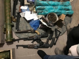 Российские огнеметы, американская винтовка. На даче у киллера Титова, который погиб в Харькове, нашли впечатляющий арсенал